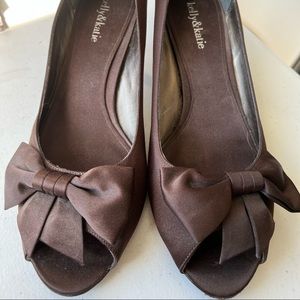 Chocolate brown heel with a peep towel